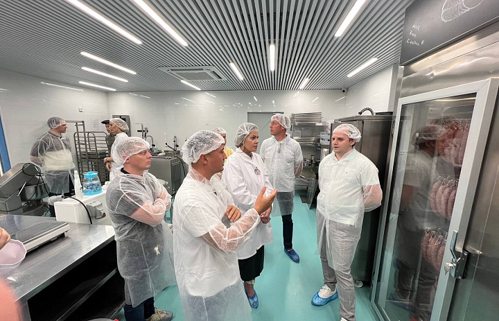 В рамках проекта "В гости по-деловому" делороссы посетили производство мясных деликатесов